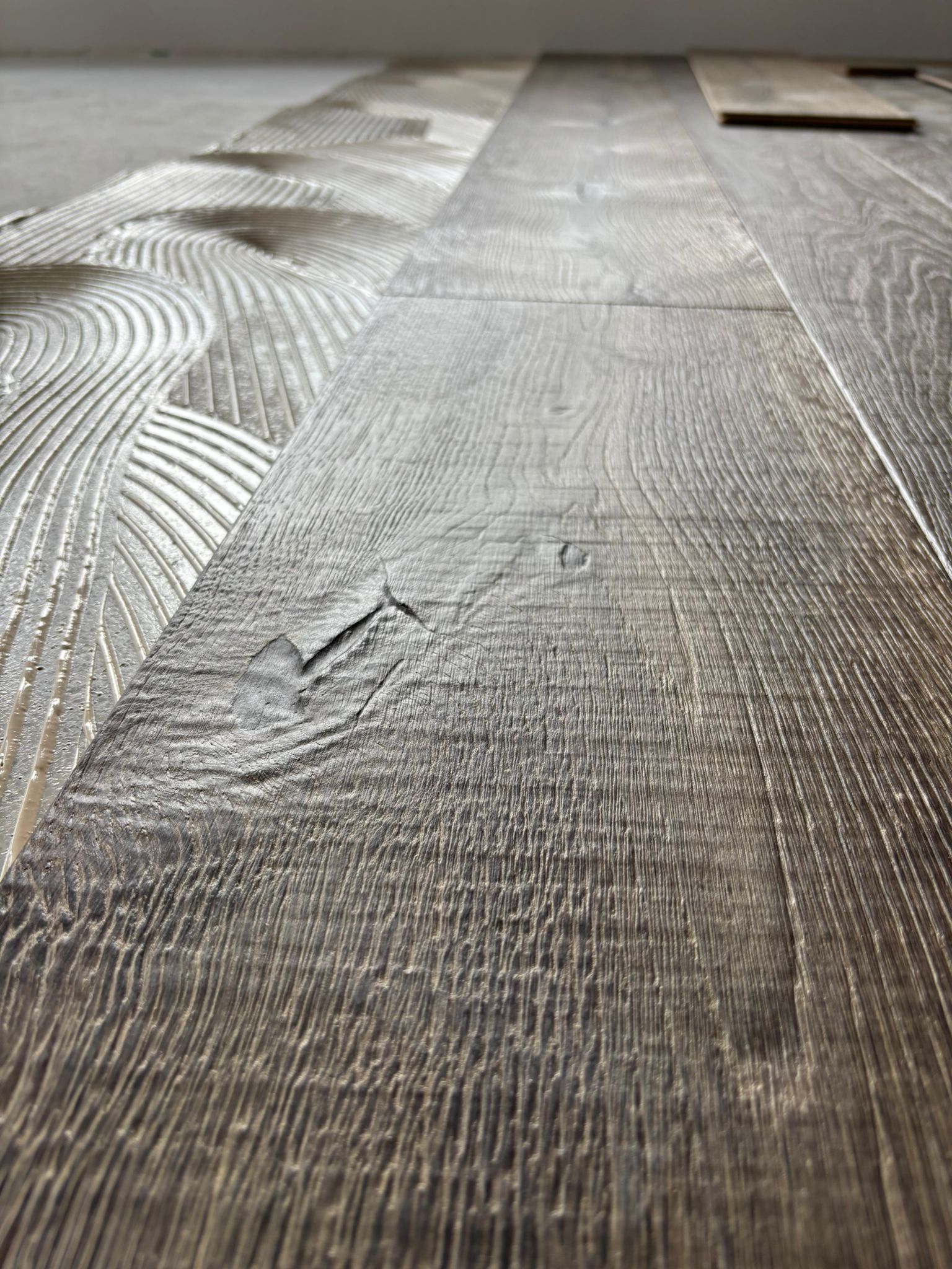 Kleberbett und Parkettverlegung